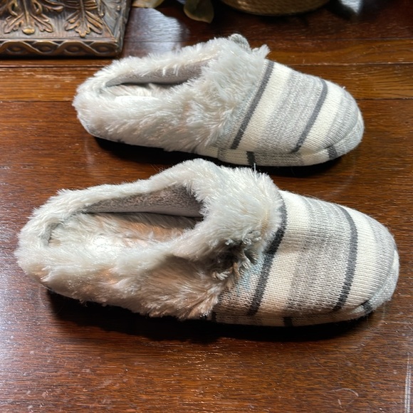 JESSICA SIMPSON HOUSE-SHOES  SIZE 7-8 colors Grey’s and white - Picture 3 of 14